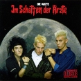Die Arzte Im Schatten Der Arzte Формат: Audio CD (Jewel Case) Дистрибьюторы: CBS Records Inc , SONY BMG Германия Лицензионные товары Характеристики аудионосителей 1985 г Альбом: Импортное издание инфо 13271z.